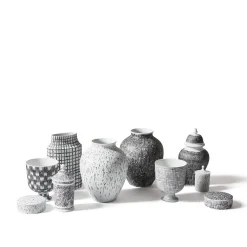 Vaso Post Scriptum in bianco e nero con coperchio di Formafantasma