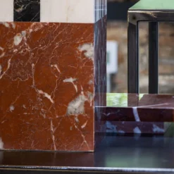 Vaso quadrato in marmo bianco e rosso con coperchio di Luciano Setten
