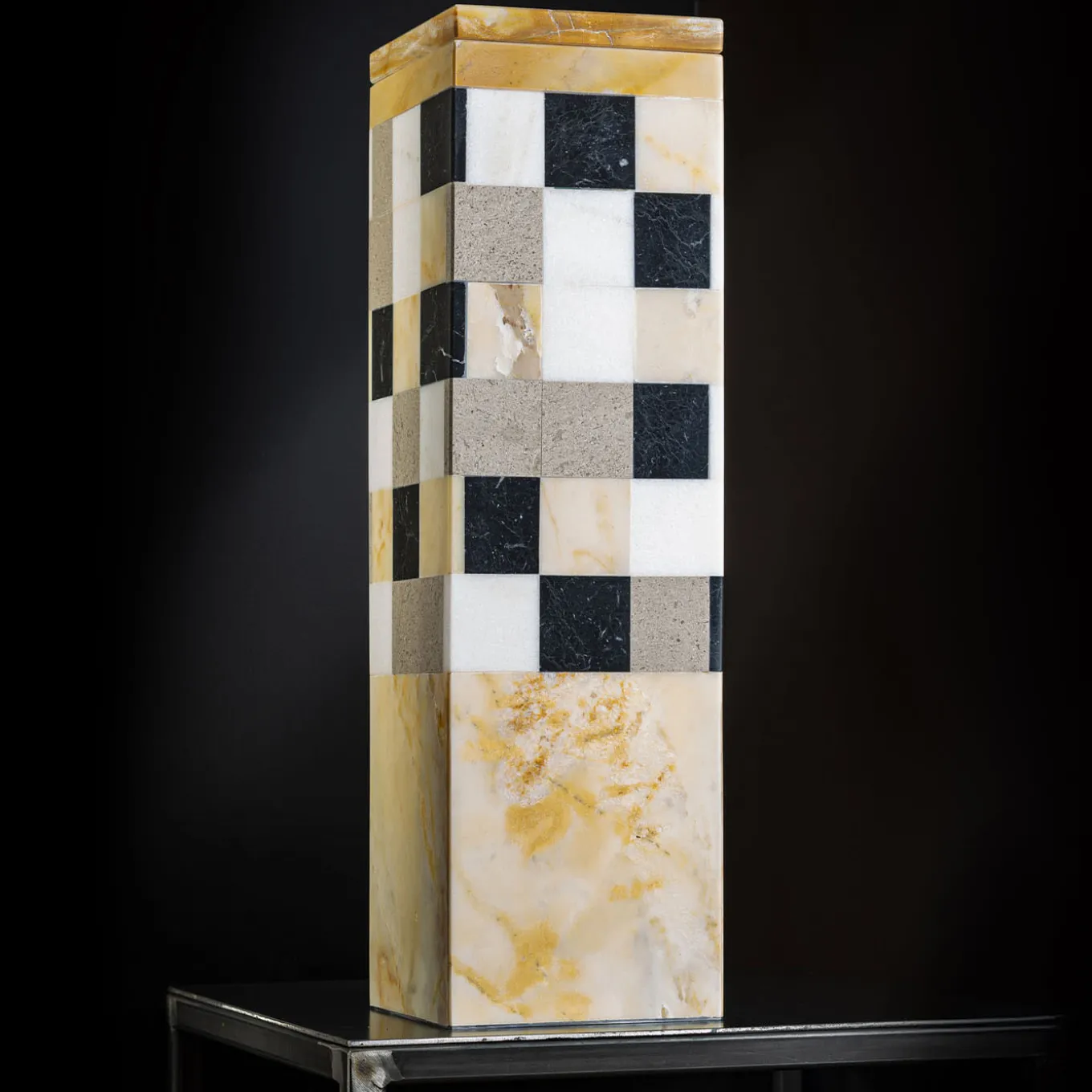 Vaso quadrato in marmo giallo e bianco con coperchio di Luciano Setten