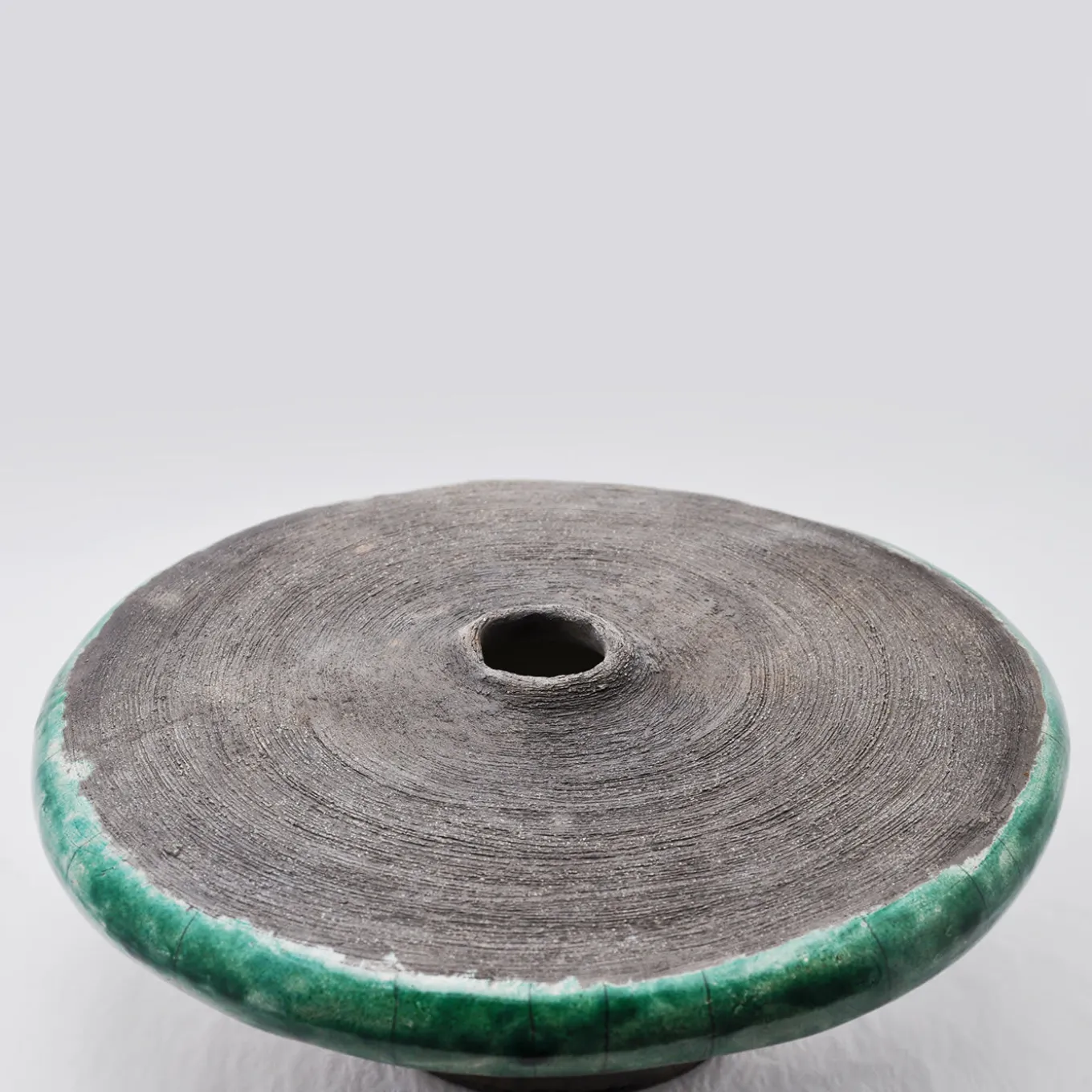 Vaso scultura rotondo in raku Intorno al Cerchio di Nino Basso