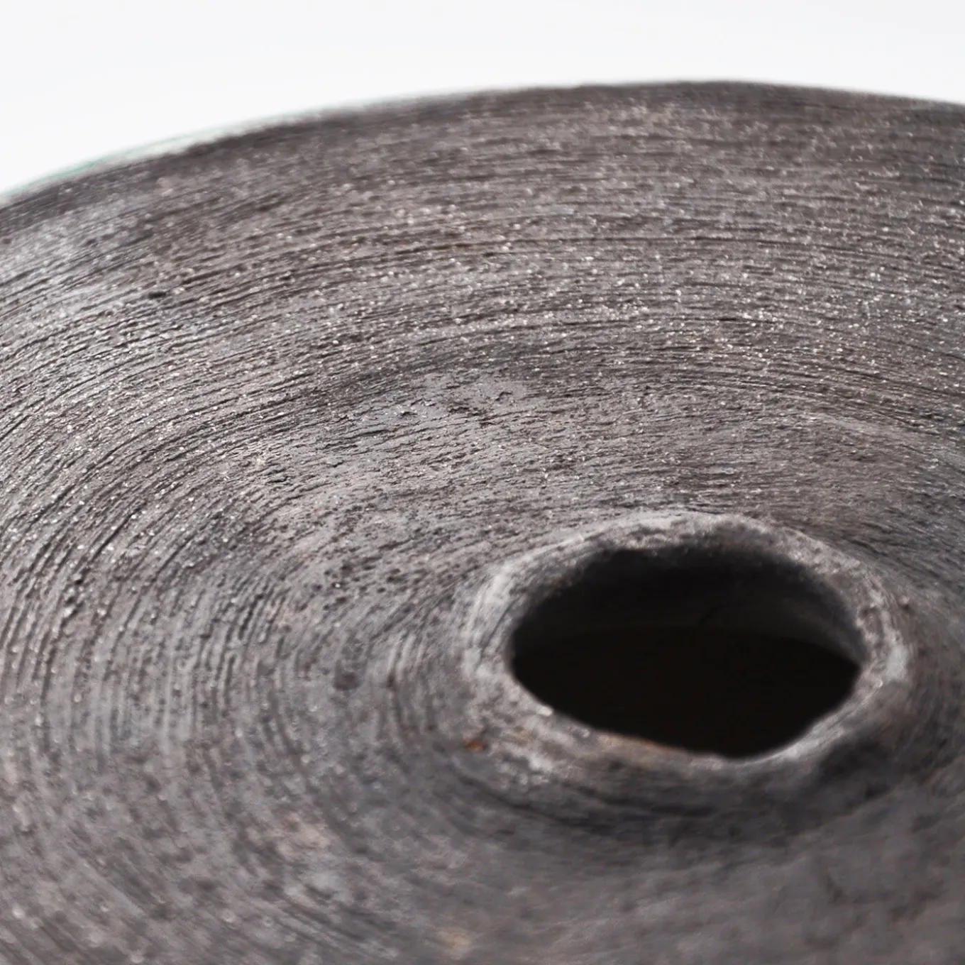 Vaso scultura rotondo in raku Intorno al Cerchio di Nino Basso