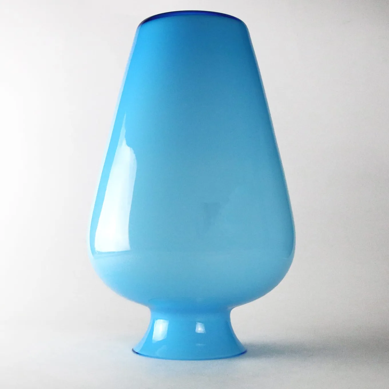 Vaso turchese simile a un'anfora