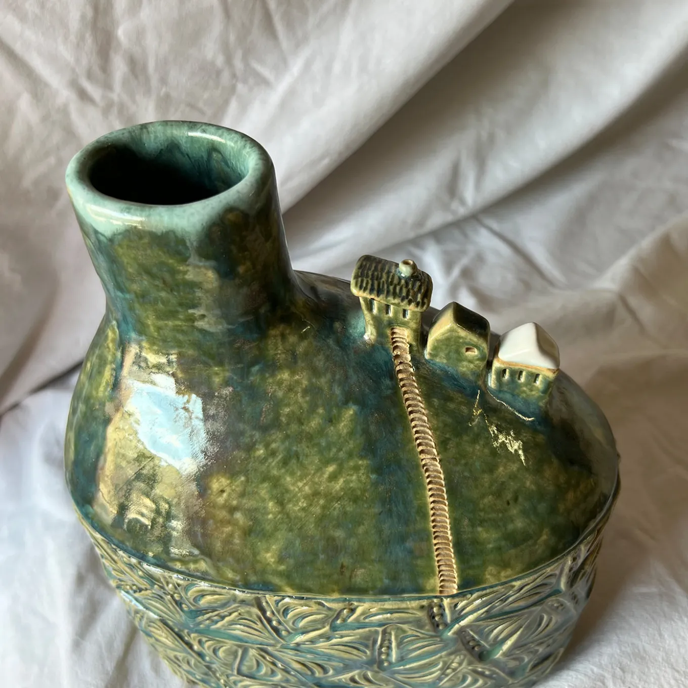 Vaso Versante Silenzioso in Ceramica Verde della Collezione Micromondo